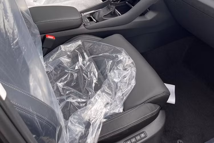 Tại Việt Nam, Skoda Karoq sẽ dùng động cơ xăng 4 xi-lanh, tăng áp, dung tích 1.4L, tạo ra công suất tối đa 148 mã lực và mô-men xoắn cực đại 250 Nm. Chưa rõ động cơ này đi kèm với loại hộp số nào.