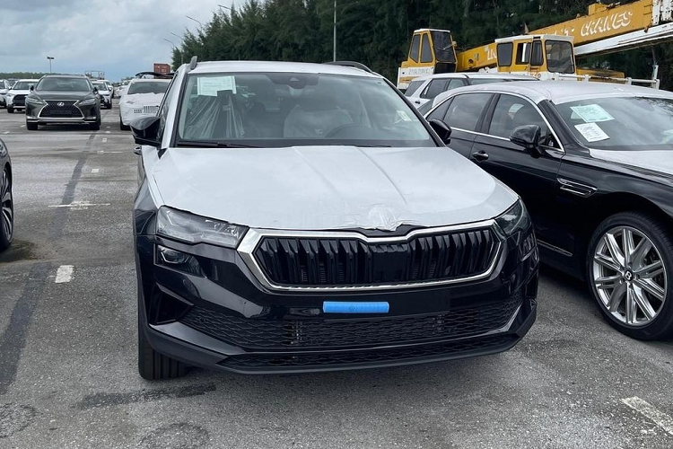 Giá bán tương ứng của 2 phiên bản này là 1,07 tỷ và 1,15 tỷ đồng. Nếu đây là những con số chính thức thì giá xe Skoda Karoq khá cao trong phân khúc SUV cỡ C. Skoda Karoq sẽ đắt hơn phần lớn các đối thủ như Mazda CX-5 (749 - 869 triệu đồng), Hyundai Tucson (845 triệu đến 1,06 tỷ đồng) hay Ford Territory (822 - 954 triệu đồng). Mẫu xe này sẽ chỉ rẻ hơn Haval H6 (1,096 tỷ) và Honda CR-V (998 triệu - 1,118 tỷ đồng).