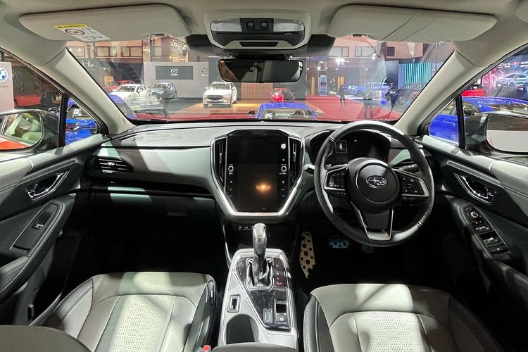 Chắn bùn trước, vành hợp kim, baga nóc, đèn hậu LED, cửa cốp và cản sau của xe cũng được làm mới. Bước vào bên trong mẫu SUV cỡ B này, khách hàng Indonesia sẽ bắt gặp nội thất cải tiến với ghế bọc da, vô lăng 3 chấu tích hợp phím chức năng