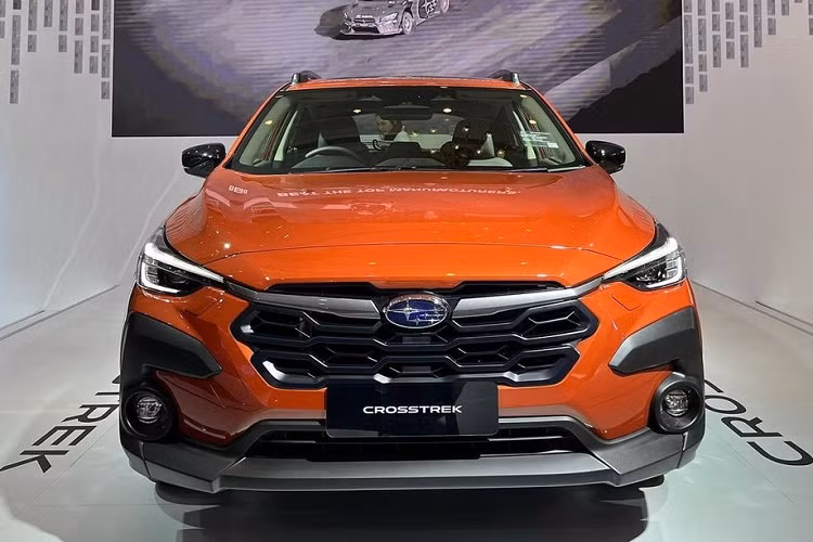 Ở thế hệ mới, mẫu xe này sở hữu chiều dài 4.480 mm, chiều rộng 1.800 mm, chiều cao 1.580 mm, chiều dài cơ sở 2.670 mm và chiều cao gầm 220 mm. Trong khi đó, bộ ba Honda HR-V, Hyundai Creta và Kia Seltos có chiều dài cơ sở chỉ 2.610 mm. Với kích thước này, Subaru Crosstrek 2023 ngang ngửa Toyota Corolla Cross.
