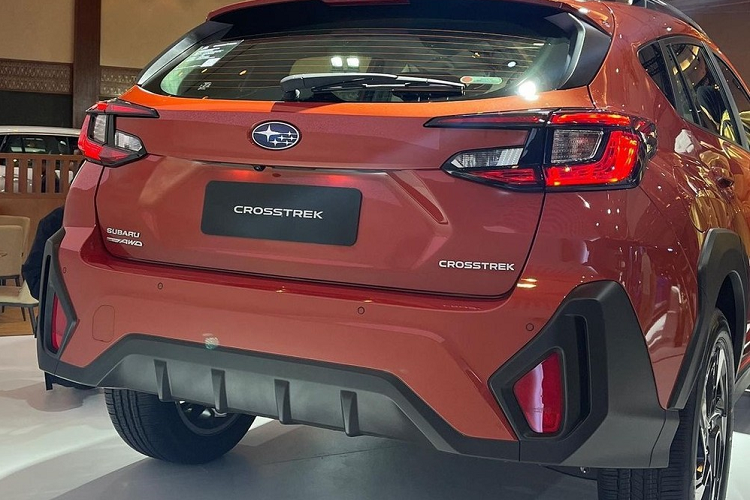 Bên ngoài, Subaru Crosstrek 2023 chỉ thay đổi nhẹ về thiết kế so với thế hệ cũ. Theo đó, xe được bổ sung lưới tản nhiệt lớn hơn, tích hợp nẹp mạ crôm bao quanh logo của hãng Subaru, đèn pha LED gọn gàng hơn, cản trước mới và nẹp nhựa màu đen ở hốc bánh cũng như bệ cửa.