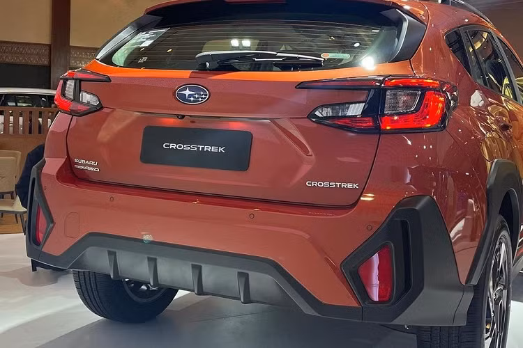 Bên ngoài, Subaru Crosstrek 2023 chỉ thay đổi nhẹ về thiết kế so với thế hệ cũ. Theo đó, xe được bổ sung lưới tản nhiệt lớn hơn, tích hợp nẹp mạ crôm bao quanh logo của hãng Subaru, đèn pha LED gọn gàng hơn, cản trước mới và nẹp nhựa màu đen ở hốc bánh cũng như bệ cửa.
