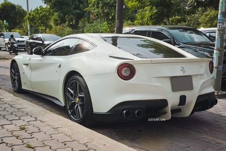 Ngoài ra, xe còn được trang bị cụm đèn pha bi-xenon kết hợp với dải LED định vị đặt dọc. Phần nắp ca-pô được thiết kế thể thao, có thêm khe thoát gió giúp động cơ thoát nhiệt tốt hơn.