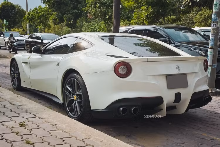 Ngoài ra, xe còn được trang bị cụm đèn pha bi-xenon kết hợp với dải LED định vị đặt dọc. Phần nắp ca-pô được thiết kế thể thao, có thêm khe thoát gió giúp động cơ thoát nhiệt tốt hơn.