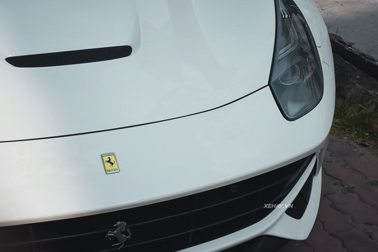 Ngoài ra, xe còn được trang bị cụm đèn pha bi-xenon kết hợp với dải LED định vị đặt dọc. Phần nắp ca-pô được thiết kế thể thao, có thêm khe thoát gió giúp động cơ thoát nhiệt tốt hơn.