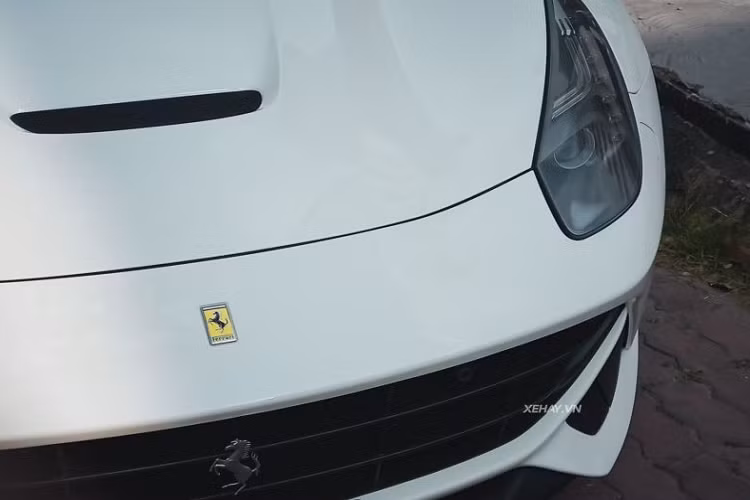 Ngoài ra, xe còn được trang bị cụm đèn pha bi-xenon kết hợp với dải LED định vị đặt dọc. Phần nắp ca-pô được thiết kế thể thao, có thêm khe thoát gió giúp động cơ thoát nhiệt tốt hơn.