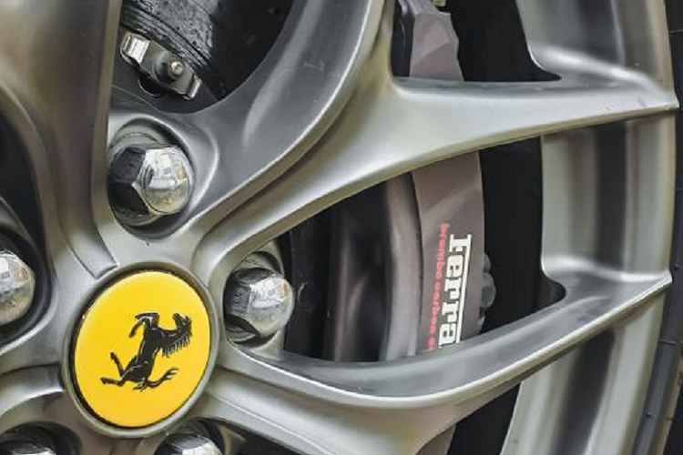 Bên cạnh màu sơn độc nhất, bộ mâm 5 chấu dạng chữ Y sơn màu xám nòng súng kích thước 20 inch của chiếc Ferrari F12 Berlinetta này cũng là tùy chọn khác với những chiếc F12 còn lại ở nước ta. Bộ mâm này đi cùng cùm phanh gốm màu xám tro hiệu suất cao và lốp thể thao Pilot Super Sport của Michellin.