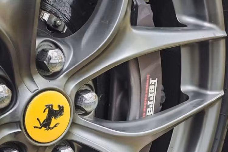 Bên cạnh màu sơn độc nhất, bộ mâm 5 chấu dạng chữ Y sơn màu xám nòng súng kích thước 20 inch của chiếc Ferrari F12 Berlinetta này cũng là tùy chọn khác với những chiếc F12 còn lại ở nước ta. Bộ mâm này đi cùng cùm phanh gốm màu xám tro hiệu suất cao và lốp thể thao Pilot Super Sport của Michellin.