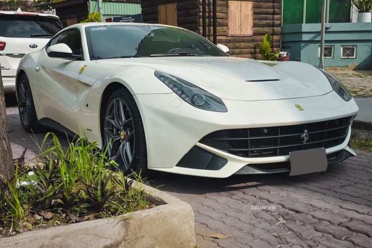 Trước đó, chiếc xe Ferrari F12 Berlinetta hơn 22 tỷ màu độc nhất Việt Nam này thuộc quyền sở hữu của thiếu gia Phan Thành (con trai ông Phan Quang Chất, ông chủ Saigon Square), nhưng hiện xe đã được sang tên đổi chủ mới.