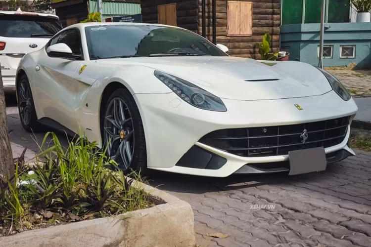 Trước đó, chiếc xe Ferrari F12 Berlinetta hơn 22 tỷ màu độc nhất Việt Nam này thuộc quyền sở hữu của thiếu gia Phan Thành (con trai ông Phan Quang Chất, ông chủ Saigon Square), nhưng hiện xe đã được sang tên đổi chủ mới.