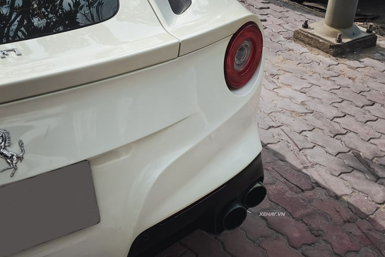Phía đuôi xe gây nổi bật với đèn hậu tròn mang dáng dấp khá cổ điển, bộ khuếch tán sơn đen mờ, hệ thống ống xả kép to bản đặt hai bên, cánh gió gầm ở giữa và đèn báo hiệu khẩn cấp.