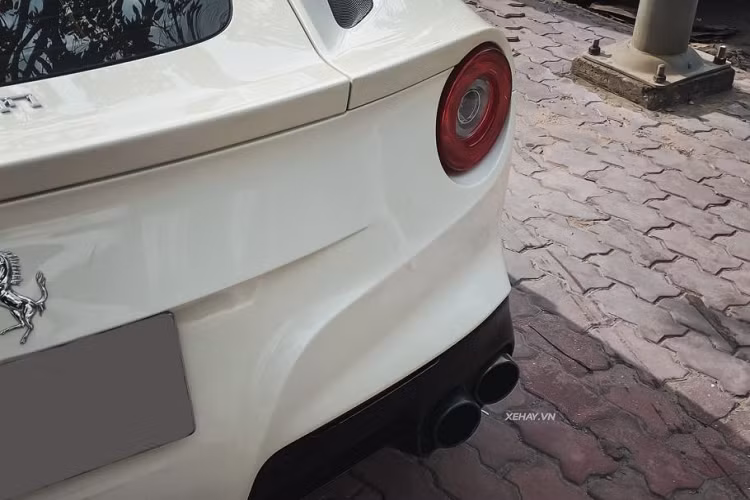 Phía đuôi xe gây nổi bật với đèn hậu tròn mang dáng dấp khá cổ điển, bộ khuếch tán sơn đen mờ, hệ thống ống xả kép to bản đặt hai bên, cánh gió gầm ở giữa và đèn báo hiệu khẩn cấp.