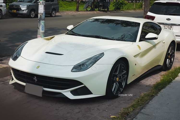 Dù ra mắt hơn 10 năm nhưng đến nay siêu xe Ferrari F12 Berlinetta vẫn là tượng đài trong làng siêu xe nhờ thiết kế hấp dẫn vượt thời gian. Được đưa về nước từ năm 2015, nhưng chiếc F12 Berlinetta này rất hiếm khi xuất hiện trên đường phố nên xe nhìn chung vẫn còn khá mới.