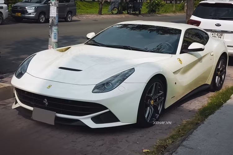 Dù ra mắt hơn 10 năm nhưng đến nay siêu xe Ferrari F12 Berlinetta vẫn là tượng đài trong làng siêu xe nhờ thiết kế hấp dẫn vượt thời gian. Được đưa về nước từ năm 2015, nhưng chiếc F12 Berlinetta này rất hiếm khi xuất hiện trên đường phố nên xe nhìn chung vẫn còn khá mới.