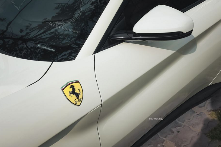 Ferrari F12 Berlinetta sở hữu khối động cơ hút khí tự nhiên V12 6.3L sản sinh công suất 730 mã lực và mô-men xoắn cực đại 690Nm, không thua kém gì các siêu xe hiện đại ngày nay. F12 Berlinetta chỉ cần 3,1 giây để tăng tốc từ 0 - 100 km/h, tốc độ tối đa đạt 350 km/h. Khi mới về Việt Nam, giá xe Ferrari F12 Berlinetta nguyên bản lên tới 22 tỷ đồng.