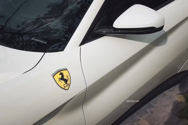 Ferrari F12 Berlinetta sở hữu khối động cơ hút khí tự nhiên V12 6.3L sản sinh công suất 730 mã lực và mô-men xoắn cực đại 690Nm, không thua kém gì các siêu xe hiện đại ngày nay. F12 Berlinetta chỉ cần 3,1 giây để tăng tốc từ 0 - 100 km/h, tốc độ tối đa đạt 350 km/h. Khi mới về Việt Nam, giá xe Ferrari F12 Berlinetta nguyên bản lên tới 22 tỷ đồng.