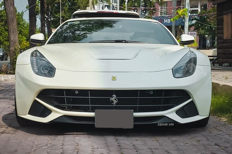 Chiếc Ferrari F12 Berlinetta màu độc này mang trên mình đặc trưng thiết kế của hãng xe Ý với những đường cong mềm mại và uyển chuyển. Lưới tản nhiệt cỡ lớn phía trước giúp xe trông hầm hố và cá tính.