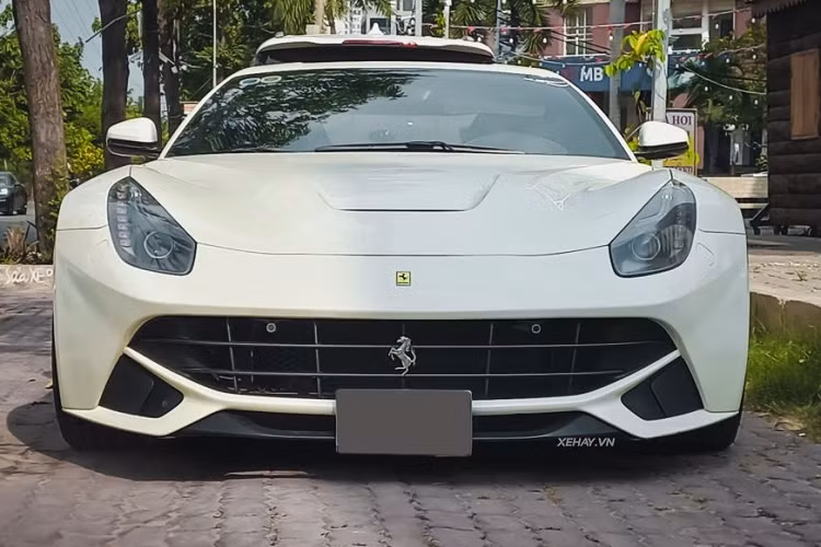 Chiếc Ferrari F12 Berlinetta màu độc này mang trên mình đặc trưng thiết kế của hãng xe Ý với những đường cong mềm mại và uyển chuyển. Lưới tản nhiệt cỡ lớn phía trước giúp xe trông hầm hố và cá tính.