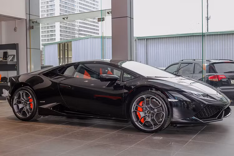 Siêu xe Lamborghini Huracan LP610-4 màu đen chính hãng độc nhất Việt Nam còn có các điểm nhấn như carbon ở ngoại thất, la-zăng 5 chấu kép sơn đen mờ đi cùng kẹp phanh màu đỏ. Bên trong khoang lái, xe có nội thất màu đỏ-đen.