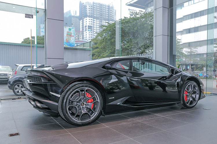 Như vậy, với việc đại gia Cần Thơ mua lại siêu xe Lamborghini Huracan LP610-4 màu đen chính hãng này, ở Cần Thơ hiện đã có 2 "siêu bò" xuất hiện. Chiếc xe còn lại là Lamborghini Huracan LP580-2, bản dẫn động cầu sau cũng được nhập khẩu chính hãng.
