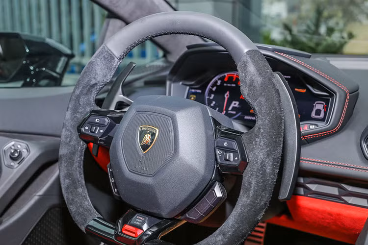 Thông tin chúng tôi tìm hiểu có được, chiếc siêu xe Lamborghini Huracan LP610-4 màu đen mới được đại gia massage mua lại được nhập khẩu chính hãng về nước vào năm 2018, chủ nhân đầu tiên của xe là 1 đại gia bitcoin nên nhanh chóng thu hút sự quan tâm của giới mê xe trong nước. Giá lăn bánh của xe tại thời điểm đó ước tính trên 26 tỷ đồng.