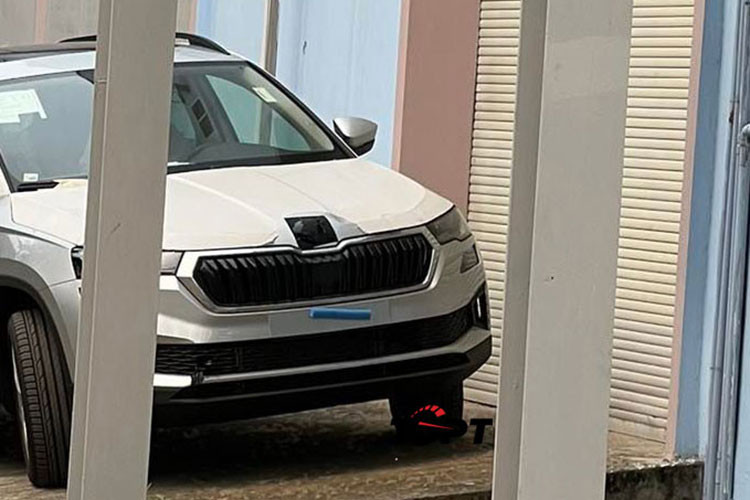 So với các mẫu SUV-C khác như Hyundai Tucson hay Mazda CX-5, Karoq có kích thước nhỏ hơn khá nhiều và chỉ ngang ngửa với mẫu xe thuộc nhóm B+/C- là Toyota Corolla Cross.