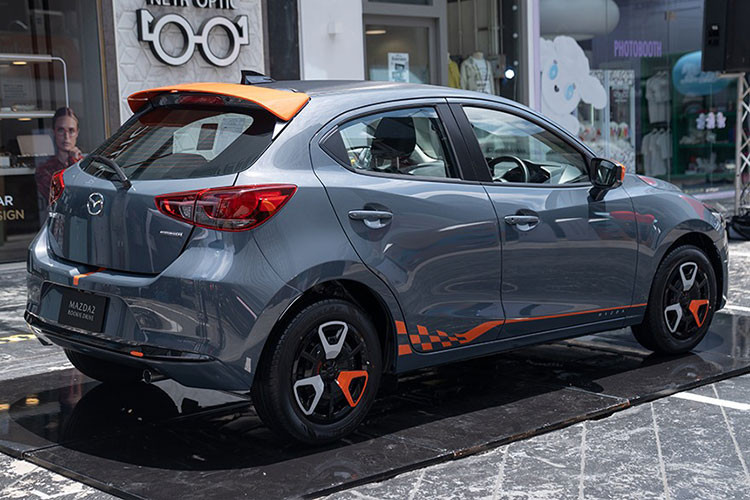 Trang bị vận hành của Mazda2 2023 thế hệ mới tại Thái Lan không có sự thay đổi so với phiên bản cũ. Bên dưới nắp ca-pô vẫn là 2 tùy chọn động cơ. Thứ nhất là máy xăng Skyactiv-G dung tích 1.3L với công suất tối đa 93 mã lực và mô-men xoắn cực đại 123 Nm.