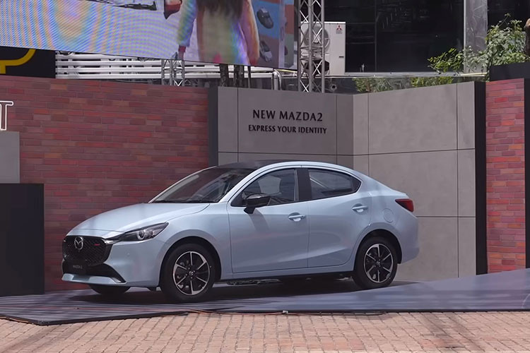 Hiện tại, Mazda2 thế hệ cũ vẫn đang được bán ở Việt Nam với 7 phiên bản, đi kèm giá từ 479 – 619 triệu đồng. Xe cạnh tranh trong phân khúc sedan cỡ B, cùng với Honda City, Huyndai Accent và Toyota Vios.