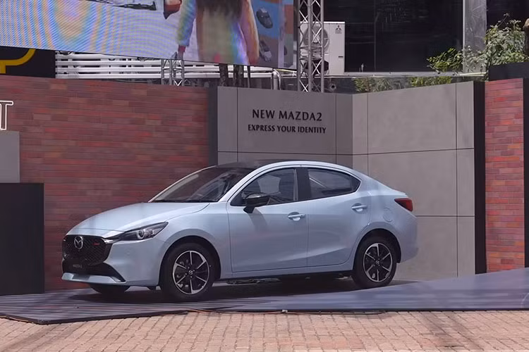 Hiện tại, Mazda2 thế hệ cũ vẫn đang được bán ở Việt Nam với 7 phiên bản, đi kèm giá từ 479 – 619 triệu đồng. Xe cạnh tranh trong phân khúc sedan cỡ B, cùng với Honda City, Huyndai Accent và Toyota Vios.