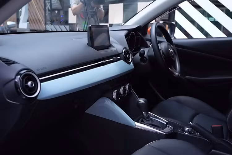 Bên cạnh đó là vô lăng chỉnh 4 hướng, tích hợp phím chức năng/lẫy chuyển số thể thao, ghế lái chỉnh điện 6 hướng/nhớ 2 vị trí, sạc điện thoại không dây, điều hòa tự động...