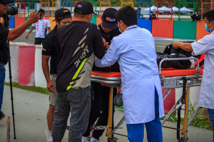 Dua xe may Honda Viet Nam - tay dua nu tai nan nghiem trong-Hinh-2