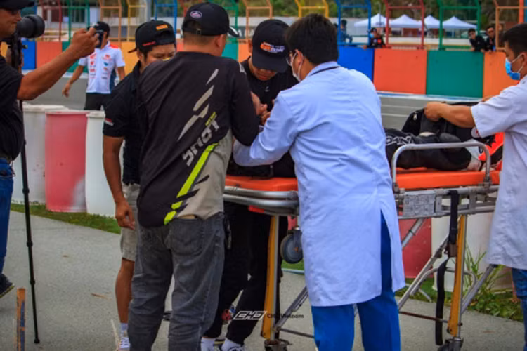 Dua xe may Honda Viet Nam - tay dua nu tai nan nghiem trong-Hinh-2