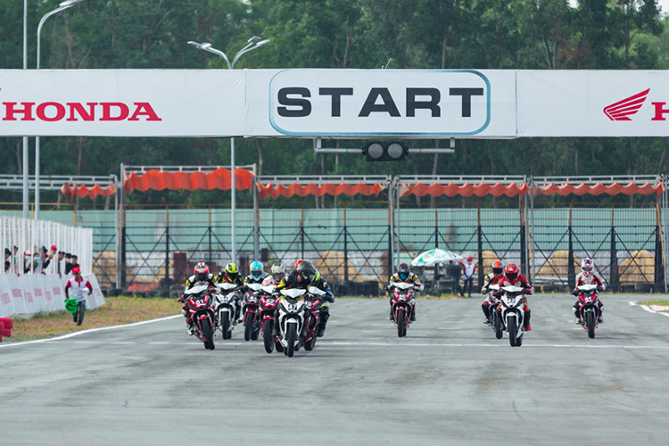 Dua xe may Honda Viet Nam - tay dua nu tai nan nghiem trong-Hinh-3