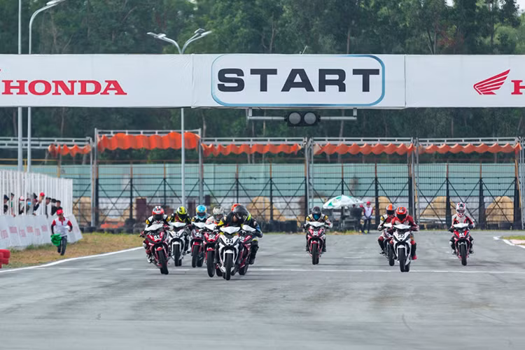 Dua xe may Honda Viet Nam - tay dua nu tai nan nghiem trong-Hinh-3