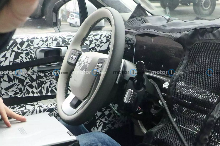 Hãng xe Hàn quyết định sẽ khởi động thiết kế của mình đuôi xe trước rồi mới tới phần đầu xe. Do đó, khoang hành lý và ghế hành khách được ưu tiên thiết kế trước rồi mới đến khoang lái của tài xế và đầu xe.