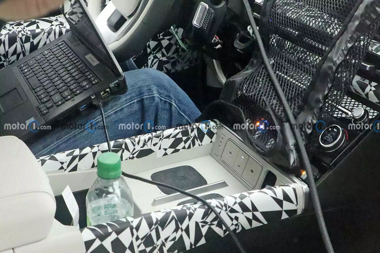 Hyundai SantaFe thế hệ mới có kích thước sẽ dài hơn trước. Sự mở rộng kích thước ở đời 2024 là hợp lý khi SantaFe hiện phải cạnh tranh với người anh em Tucson (vốn chỉ ngắn hơn SantaFe chừng vài cm).