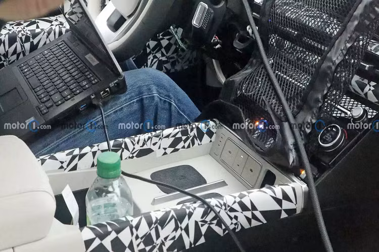 Hyundai SantaFe thế hệ mới có kích thước sẽ dài hơn trước. Sự mở rộng kích thước ở đời 2024 là hợp lý khi SantaFe hiện phải cạnh tranh với người anh em Tucson (vốn chỉ ngắn hơn SantaFe chừng vài cm).