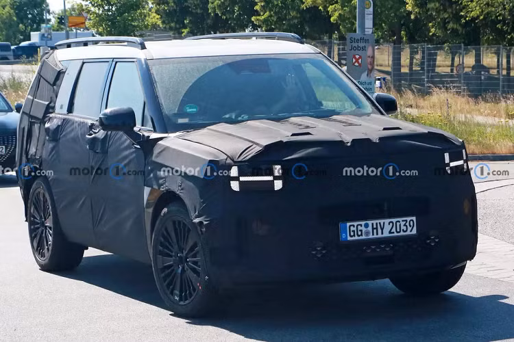 Điều này tạo nên một chiếc SantaFe có phần khối hộp và nam tính, khác hẳn với thế hệ trước. Nó cũng có xu hướng giống các xe Land Rover Thứ hai, Hyundai SantaFe 2024 sẽ có cần gạt số chuyển sang vị trí cột vô lăng. Thiết kế này khác biệt hoàn toàn với cần số dạng nút bấm trên Santa Fe đang bán ở Việt Nam hiện nay.