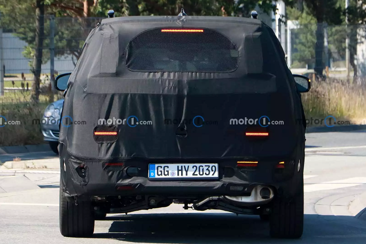 Ngoài dáng xe gai góc hơn, người ta còn dễ dàng phát hiện cụm đèn chữ H trên Hyundai SantaFe 2024. Cụm đèn hậu che chắn rất kỹ, có thể sẽ là một sự thay đổi đột phá cho chiếc xe. Hình ảnh mới còn cho thấy hiện bộ mâm ngụy trang và phần đuôi xe khá lạ.