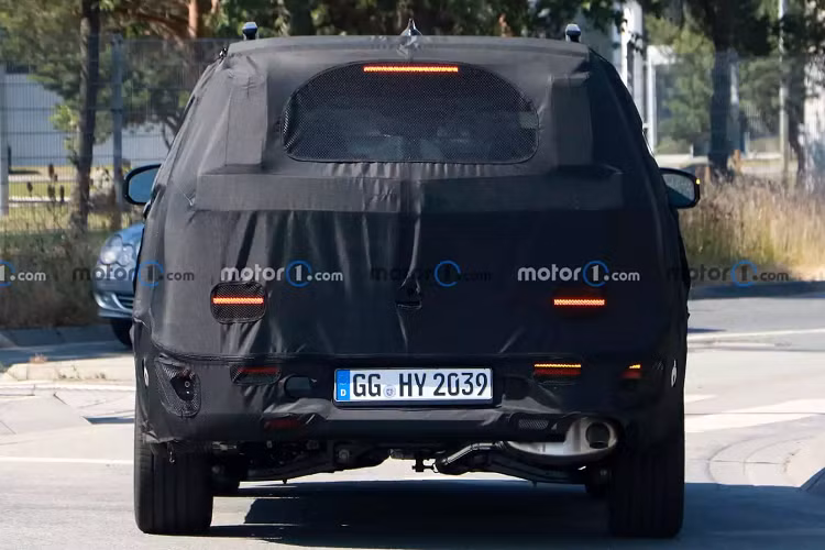 Ngoài dáng xe gai góc hơn, người ta còn dễ dàng phát hiện cụm đèn chữ H trên Hyundai SantaFe 2024. Cụm đèn hậu che chắn rất kỹ, có thể sẽ là một sự thay đổi đột phá cho chiếc xe. Hình ảnh mới còn cho thấy hiện bộ mâm ngụy trang và phần đuôi xe khá lạ.