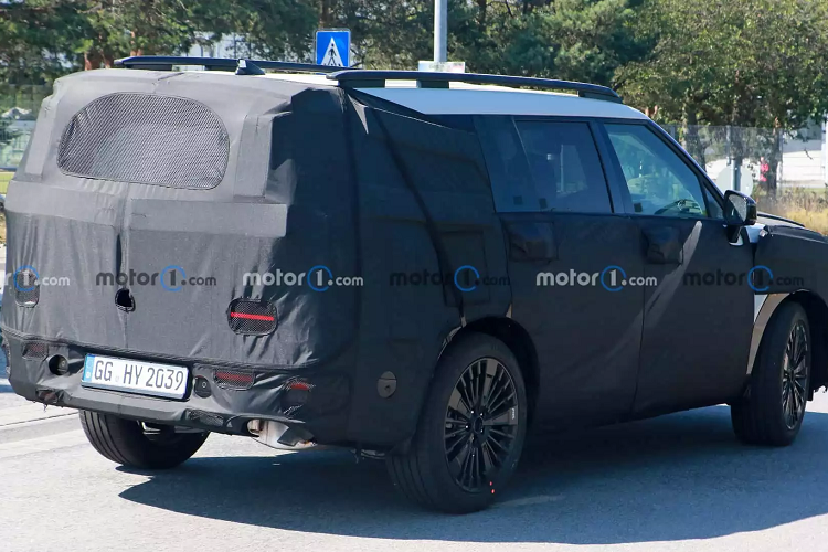 Thứ ba, giữa vô lăng SantaFe sẽ không còn logo Hyundai như thông thường nữa mà thay vào đó là 4 dấu chấm tạo thành chữ H theo mã Morse. Thiết kế này tương tự như trên dòng xe điện Ioniq 5.