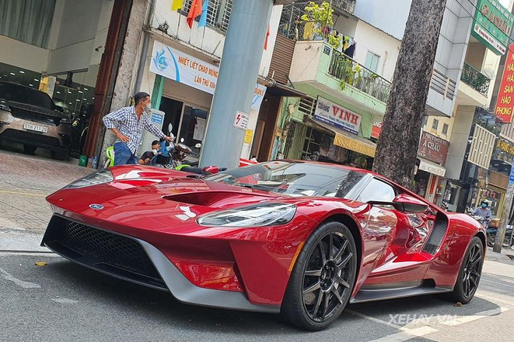 Trước đó, Ford GT từng được đổi sang màu bạc ngay sau khi về với chủ tịch Trung Nguyên. Ford GT là một siêu xe thể thao đúng điệu từ phần thiết kế đến sức mạnh. Một trong những điểm nổi bật của mẫu xe này phải kể tới cấu trúc khoang lái của xe được làm từ sợi carbon kết hợp với cách bố trí trọng lượng giữa hai cầu trước/sau đạt lần lượt 43% và 57%.