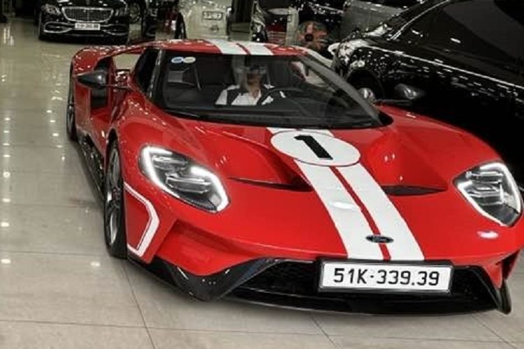 Sức mạnh của Ford GT đến từ khối động cơ EcoBoost V6 twin-turbo 3.5l, sản sinh công suất tới 656 mã lực và 746 Nm mô-men xoắn. Động cơ kết hợp hộp số ly hợp kém 7 cấp, cho thời gian tăng tốc từ 0 - 97 km/h chỉ là 3 giây trước khi chạm ngưỡng tối đa 348 km/h.