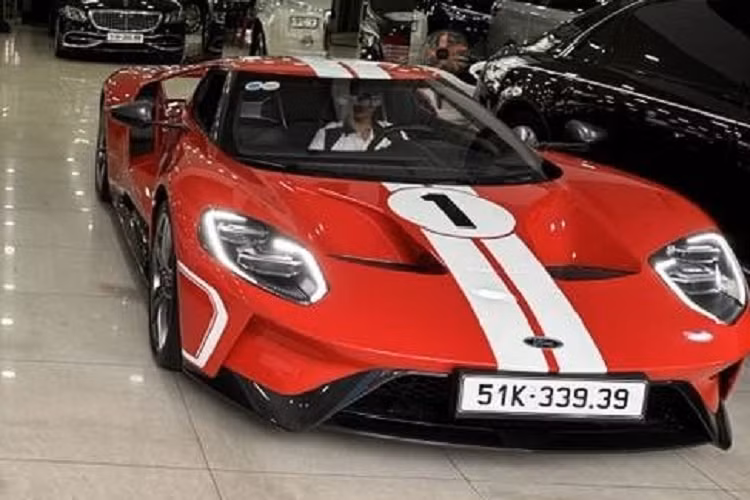 Sức mạnh của Ford GT đến từ khối động cơ EcoBoost V6 twin-turbo 3.5l, sản sinh công suất tới 656 mã lực và 746 Nm mô-men xoắn. Động cơ kết hợp hộp số ly hợp kém 7 cấp, cho thời gian tăng tốc từ 0 - 97 km/h chỉ là 3 giây trước khi chạm ngưỡng tối đa 348 km/h.