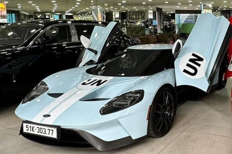 Một hình ảnh được ghi lại mới đây đã khiến nhiều cư dân mạng bất ngờ khi chiếc xe này đã được thay một lớp “áo” mới khá bắt mắt. Theo đó, ông Vũ đã thay thế màu đỏ nguyên bản của xe bằng màu xanh dương nhạt theo phương pháp dán đề can. Không chỉ vậy, xe còn nổi bật với logo UN tại khu vực nắp capo và 2 bên cửa xe.