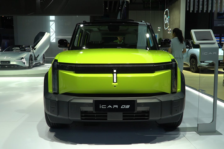 Màn hình nổi kích thước lớn ở trung tâm đặc biệt bắt mắt, thiết kế dạng xuyên thấu dưới bảng điều khiển trung tâm giúp mở rộng không gian chứa đồ bên trong, giúp việc cất giữ và lấy các nhu yếu phẩm hàng ngày trở nên dễ dàng hơn.