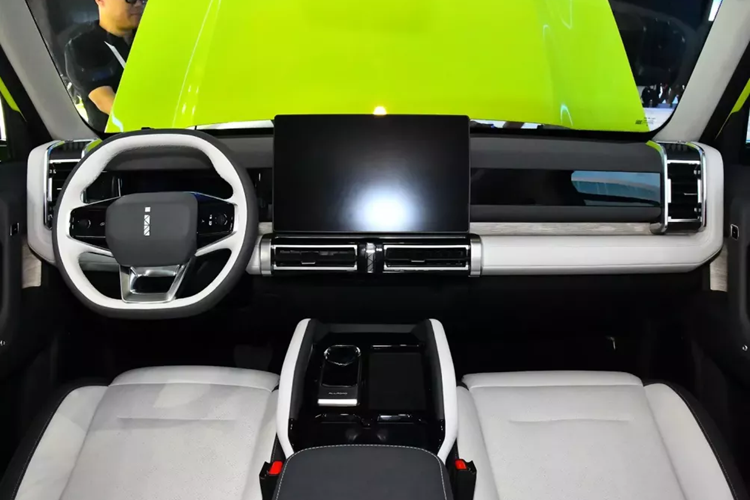 Còn tại thị trường quê nhà, Chery New Energy iCAR 03 mới được công bố giá bán chính thức tại triển lãm ô tô Quảng Châu. Cụ thể, xe có 2 phiên bản, đầu tiên là bản dẫn động 2 cầu sẽ có giá là 140.000 nhân dân tệ đến 160.000 nhân dân tệ (khoảng 459 triệu đồng đến 525 triệu đồng).