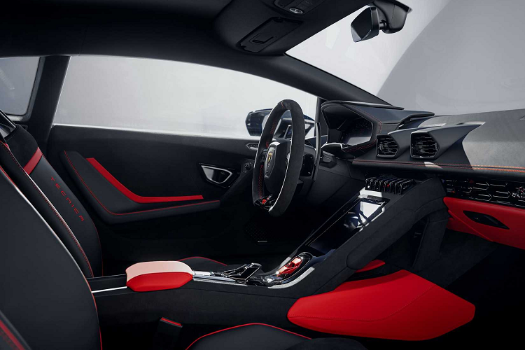 Lamborghini Huracan Tecnica độ Novitec cũng được nâng cấp một bộ lò xo thể thao giúp xe hạ thấp chiều cao thêm khoảng 35 mm. Khối động cơ V10 5,2 lít hút khí tự nhiên của Lamborghini vẫn được giữ nguyên và có khả năng tạo ra công suất 630 mã lực. Xe vẫn được trang bị hộp số ly hợp kép bảy cấp cùng hệ dẫn động cầu sau.