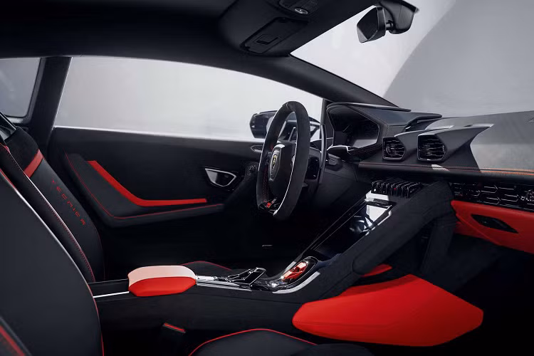 Lamborghini Huracan Tecnica độ Novitec cũng được nâng cấp một bộ lò xo thể thao giúp xe hạ thấp chiều cao thêm khoảng 35 mm. Khối động cơ V10 5,2 lít hút khí tự nhiên của Lamborghini vẫn được giữ nguyên và có khả năng tạo ra công suất 630 mã lực. Xe vẫn được trang bị hộp số ly hợp kép bảy cấp cùng hệ dẫn động cầu sau.