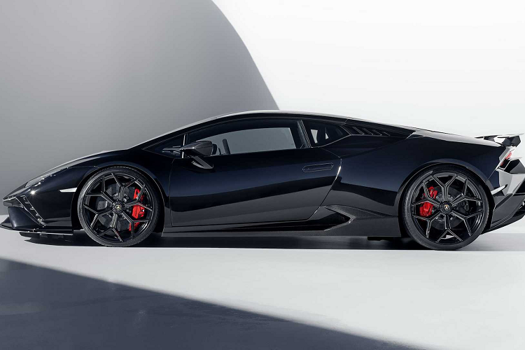 Ở phần cản trước, Novitec đã giữ nguyên thiết kế phần can trước nhưng hãng đã thay thế nắp capo phía trước bằng một tấm mới độc đáo hơn. Chi tiết này được bổ sung thêm các khe ở các cạnh bên ngoài dẫn không khí qua mui xe thông qua các ống dẫn khí tích hợp. Điều này giúp Huracan Tecnica trở nên ổn định hơn khi vận hành ở tốc độ cao.